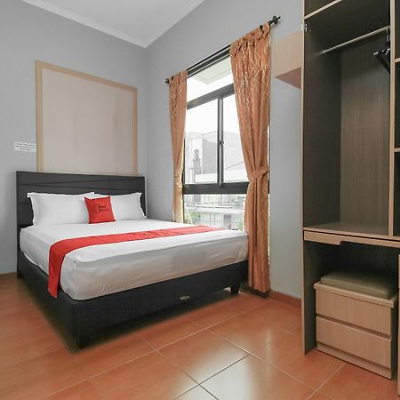 Hotel Reddoorz Near Manggarai Station 2 Giacarta Esterno foto
