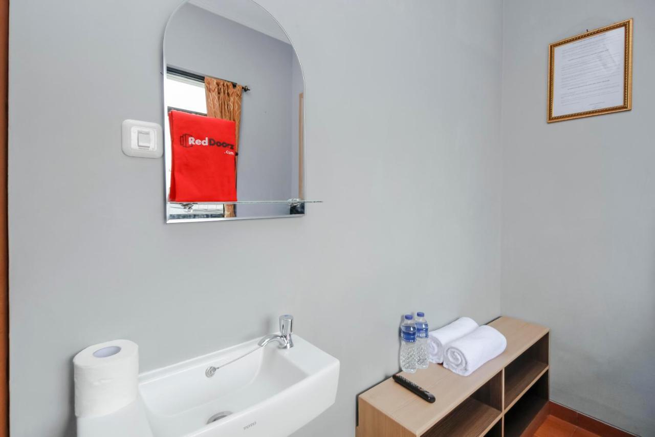 Hotel Reddoorz Near Manggarai Station 2 Giacarta Esterno foto