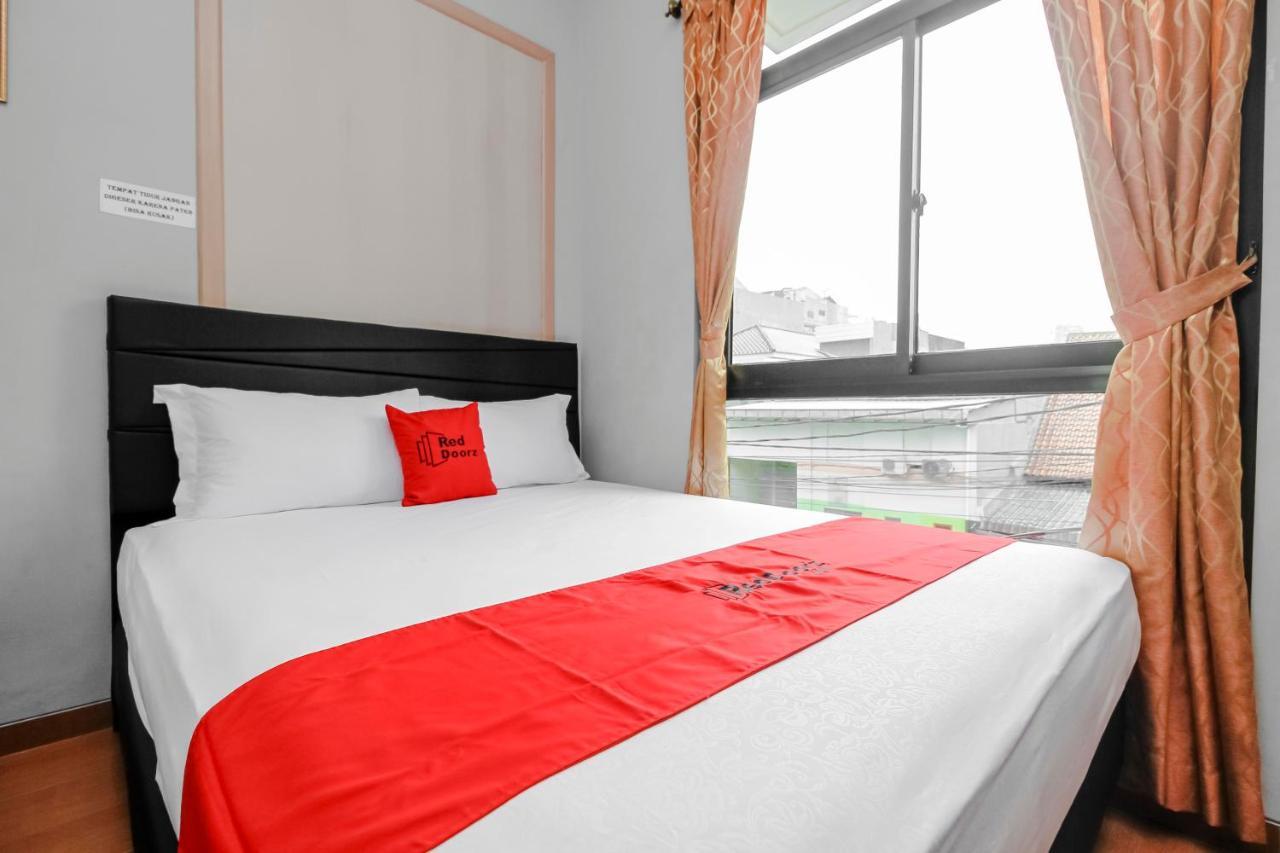 Hotel Reddoorz Near Manggarai Station 2 Giacarta Esterno foto